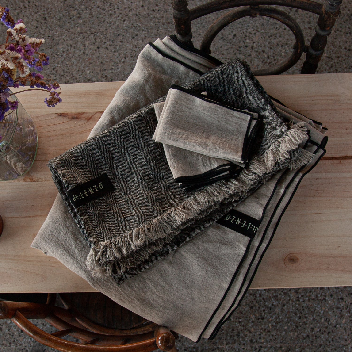 Conjunto de mantel de lino natural, camino de mesa Jaipur negro y servilletas a juego.