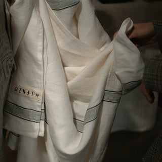 Mantel de lino rayado blanco roto y negro.