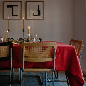 Mesa decorada con lino rojo.