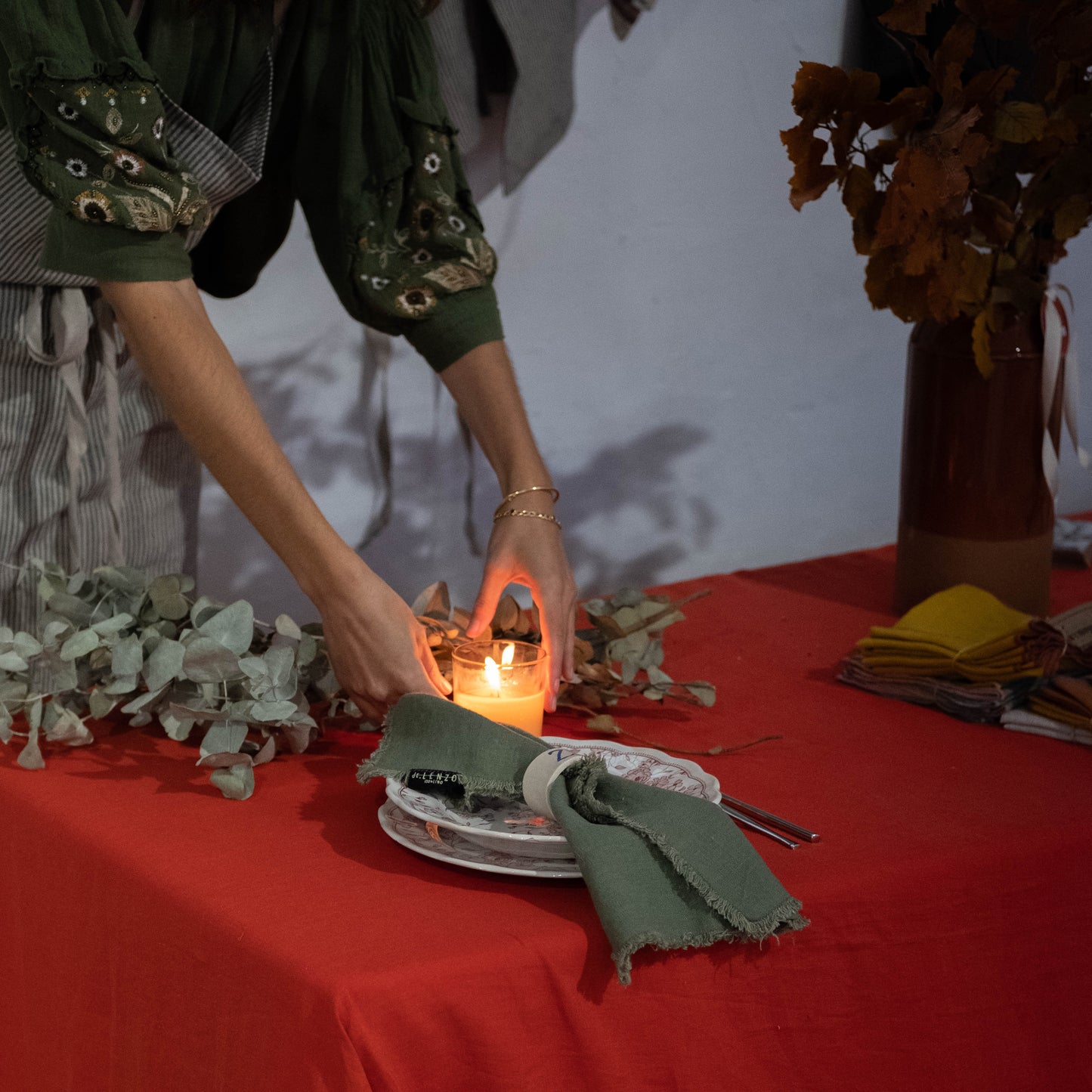 Mantel  rojo navideño y servilletas verdes Marrakech desflecadas.