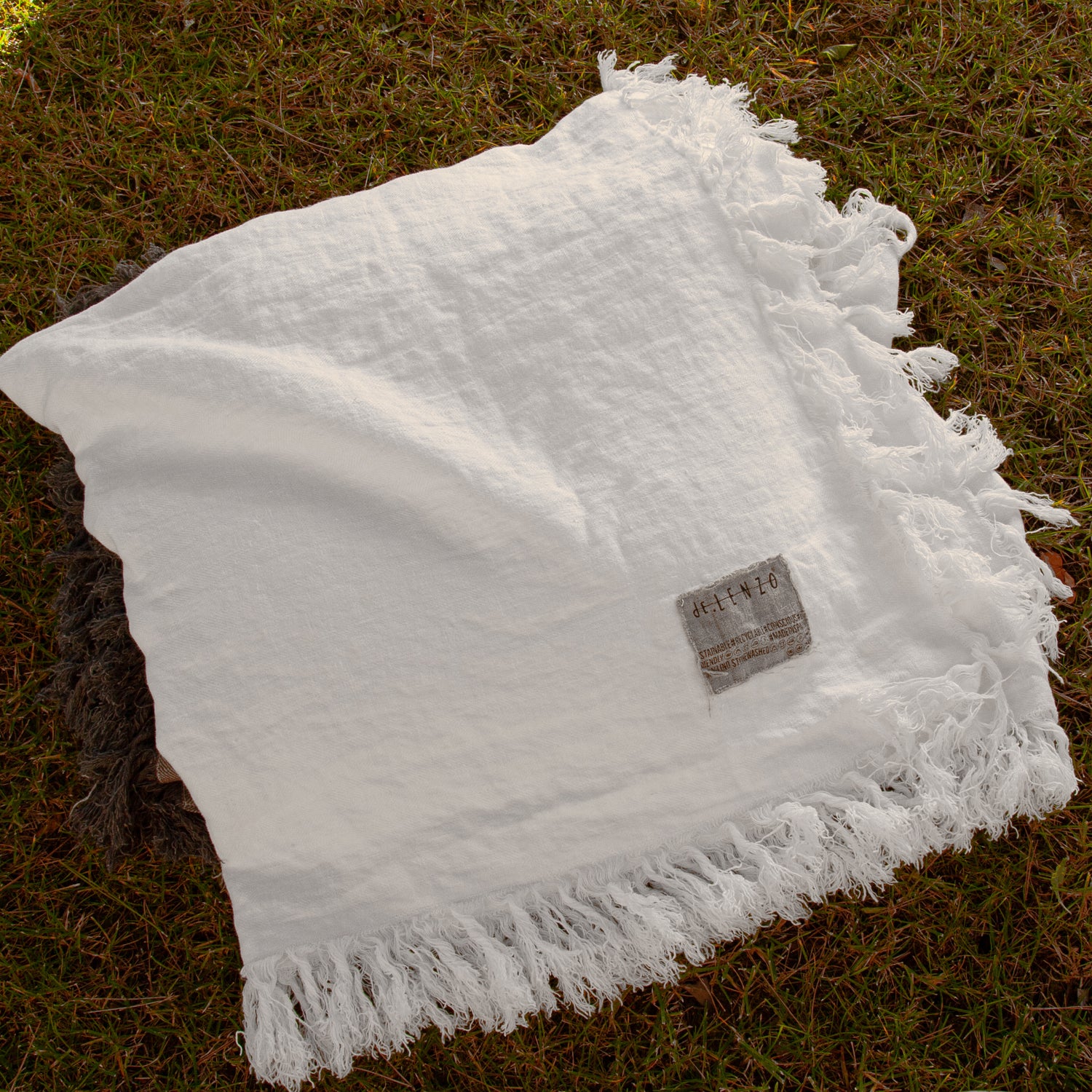Colcha de lino lavado de color blanco desflecado artesanalmente