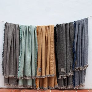 Conjunto de colchas y plaids de lino lavado de la colección Jaipur de dE.LENZO