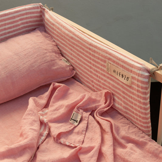 Ropa de cuna de lino rayado rosa chicle.