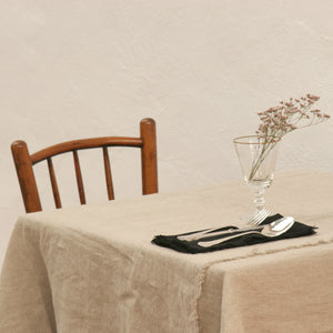 Servilleta y mantel de la colección Marrakech de lino de color natural y negro.