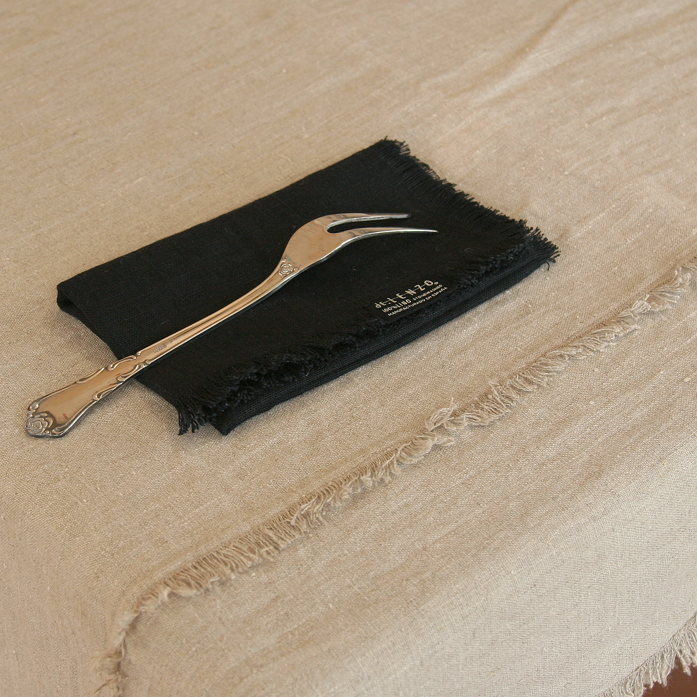 MARRAKECH linen table runners frayed