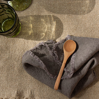 Servilleta y mantel de la colección Marrakech de lino de color natural y gris.