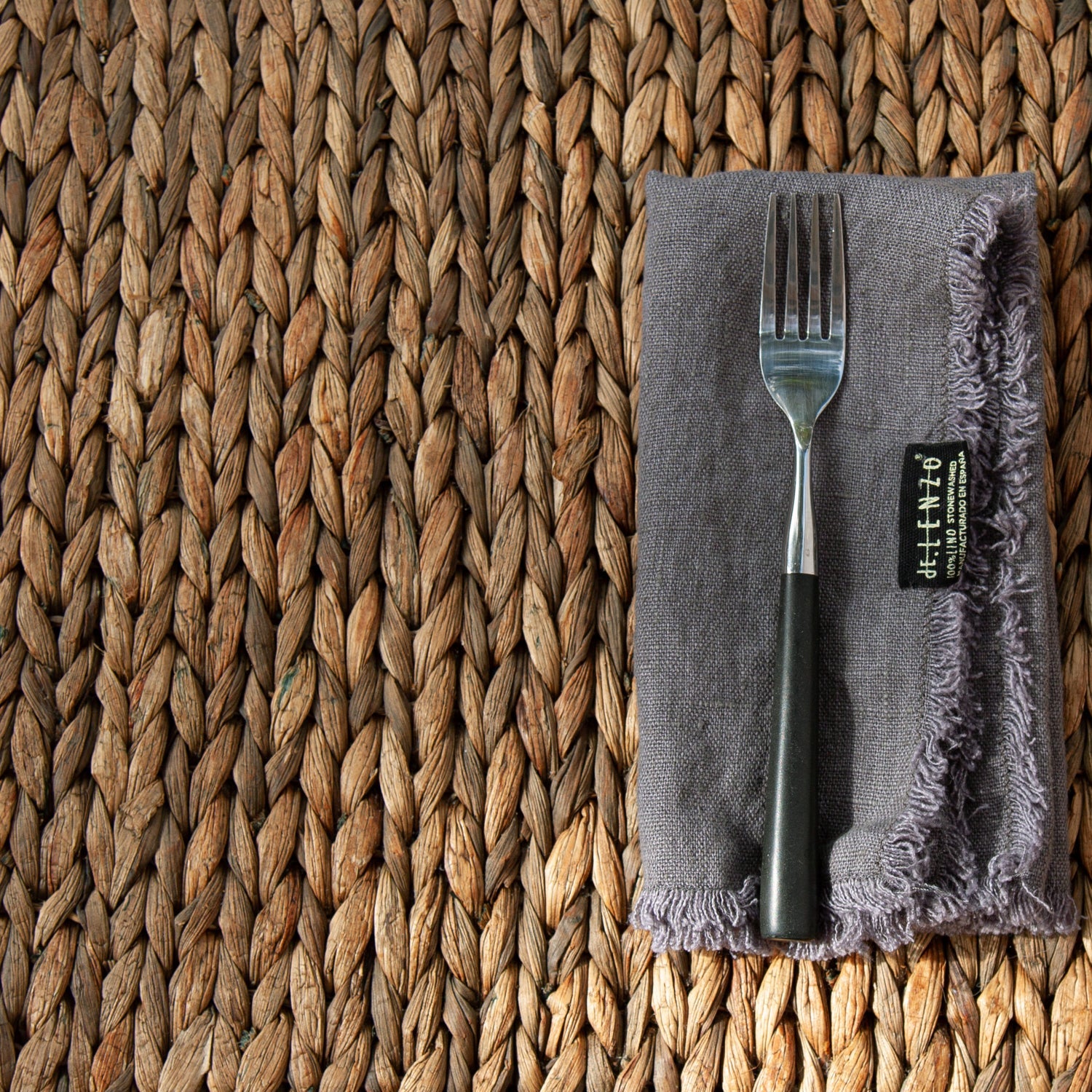 Servilleta gris de lino con tenedor.