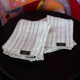 Servilletas de lino rayado natural y blanco roto de cóctel.