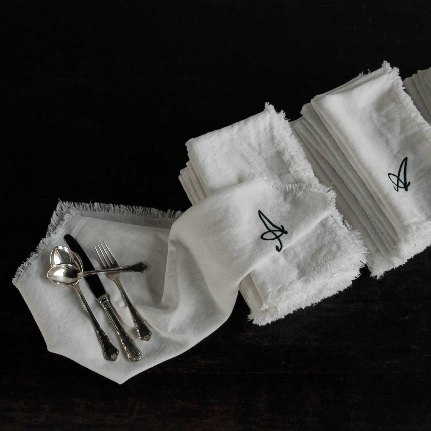 Servilletas desflecadas de lino blanco con bordados en azul. Servilletas de lino grueso blanco.