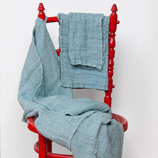 Set de tres toallas de lino azul con cinta para colgar. dE.LENZO