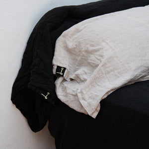 Dos almohadas de lino. Una de lino natural y otra de lino negro. Almohadas largas con caída.