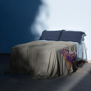 Colcha para cama de lino natural y almohadas
