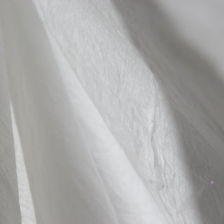 Detalle de Bajera de lino lavado de color blanco.