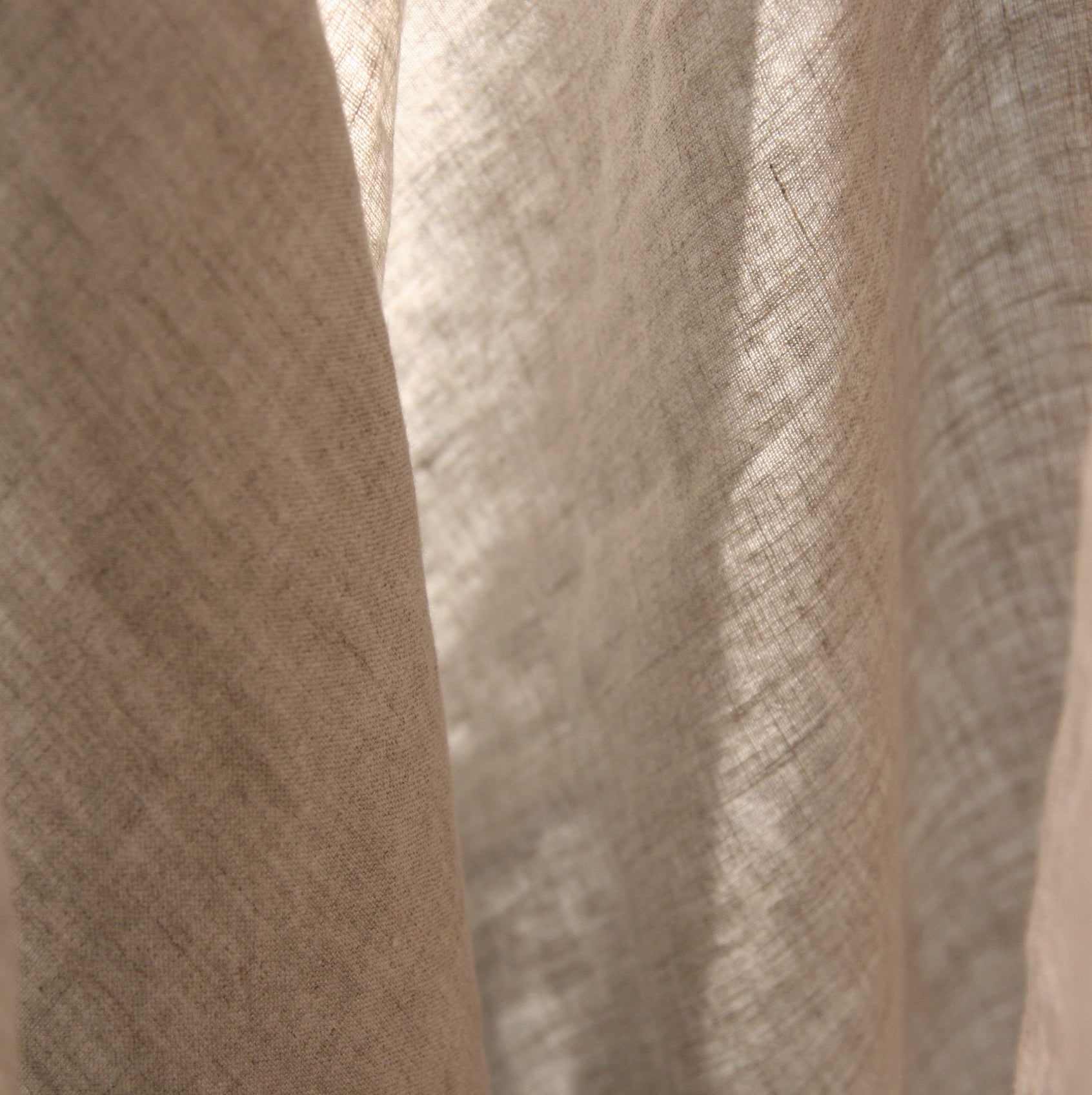 Detalle de Juego de sábanas de lino natural con caída suave.