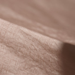 Detalle de sábana bajera de lino rosa.