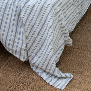 Detalle sábana de lino rayado.