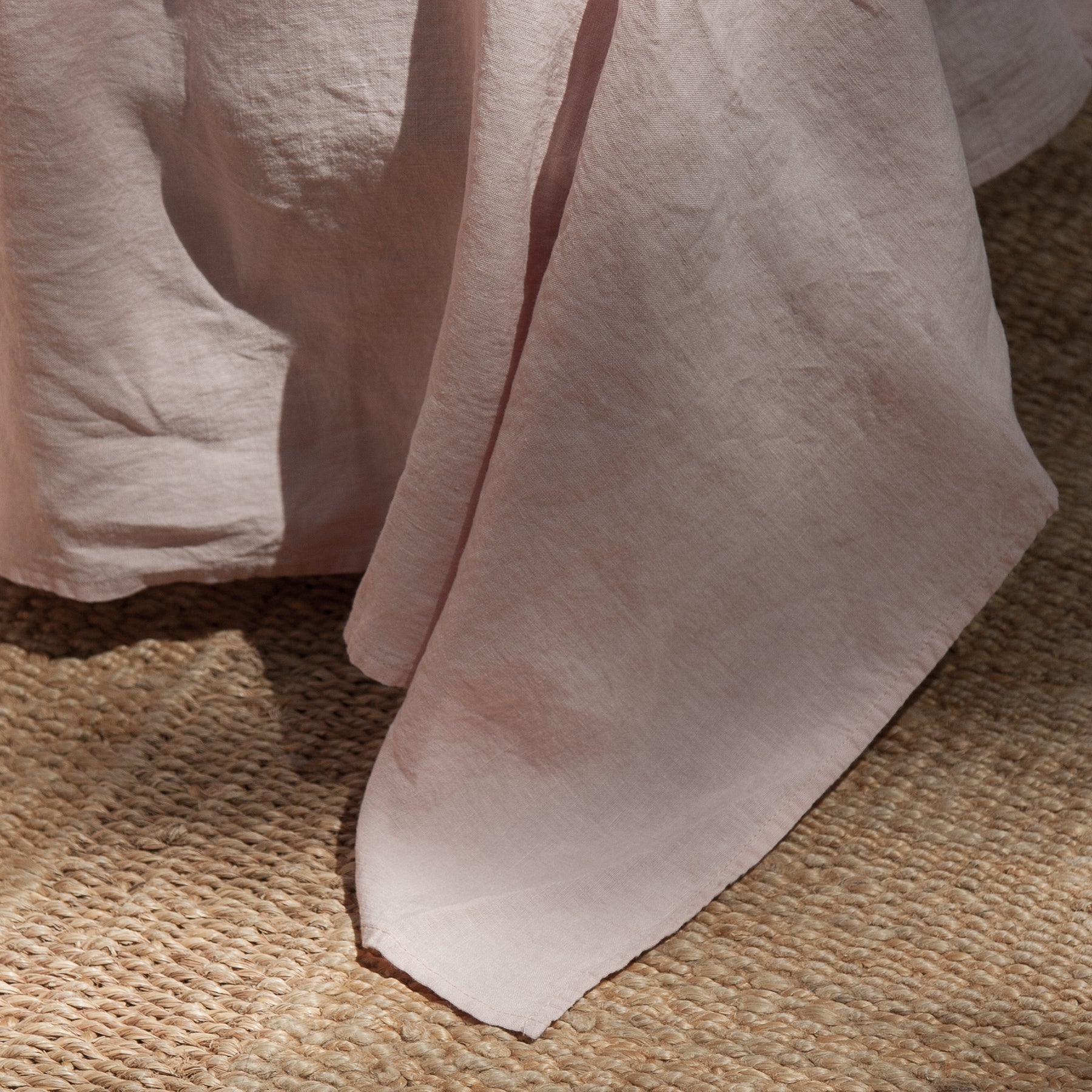 Detalle de sábana encimera de lino rosa.