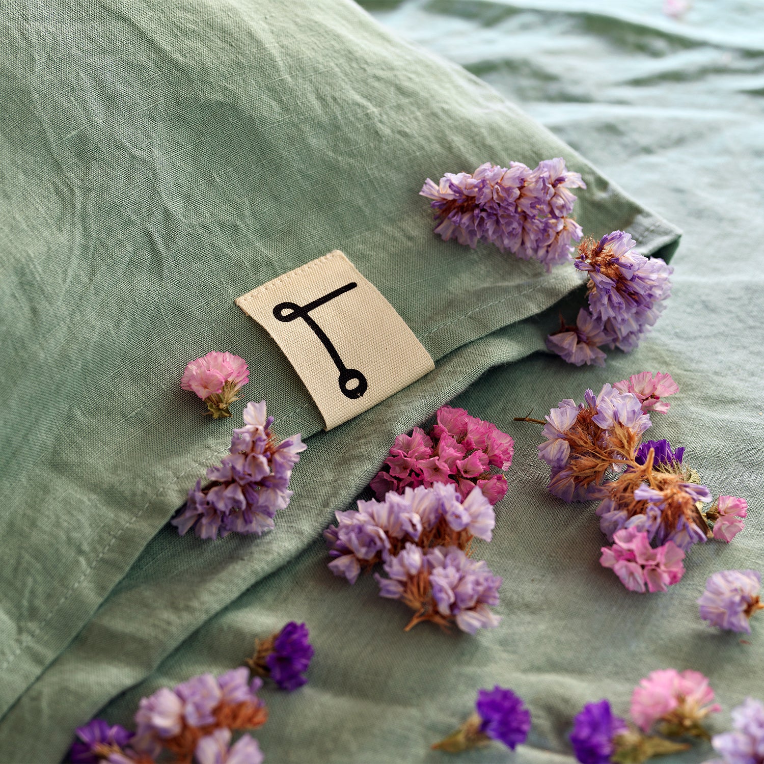 Detalle de almohada de lino verde menta.