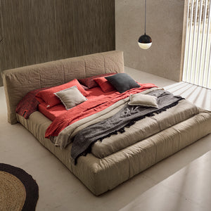 Cama de lino con sábanas de lino rojo y colchas naturales. dE.ELNZO