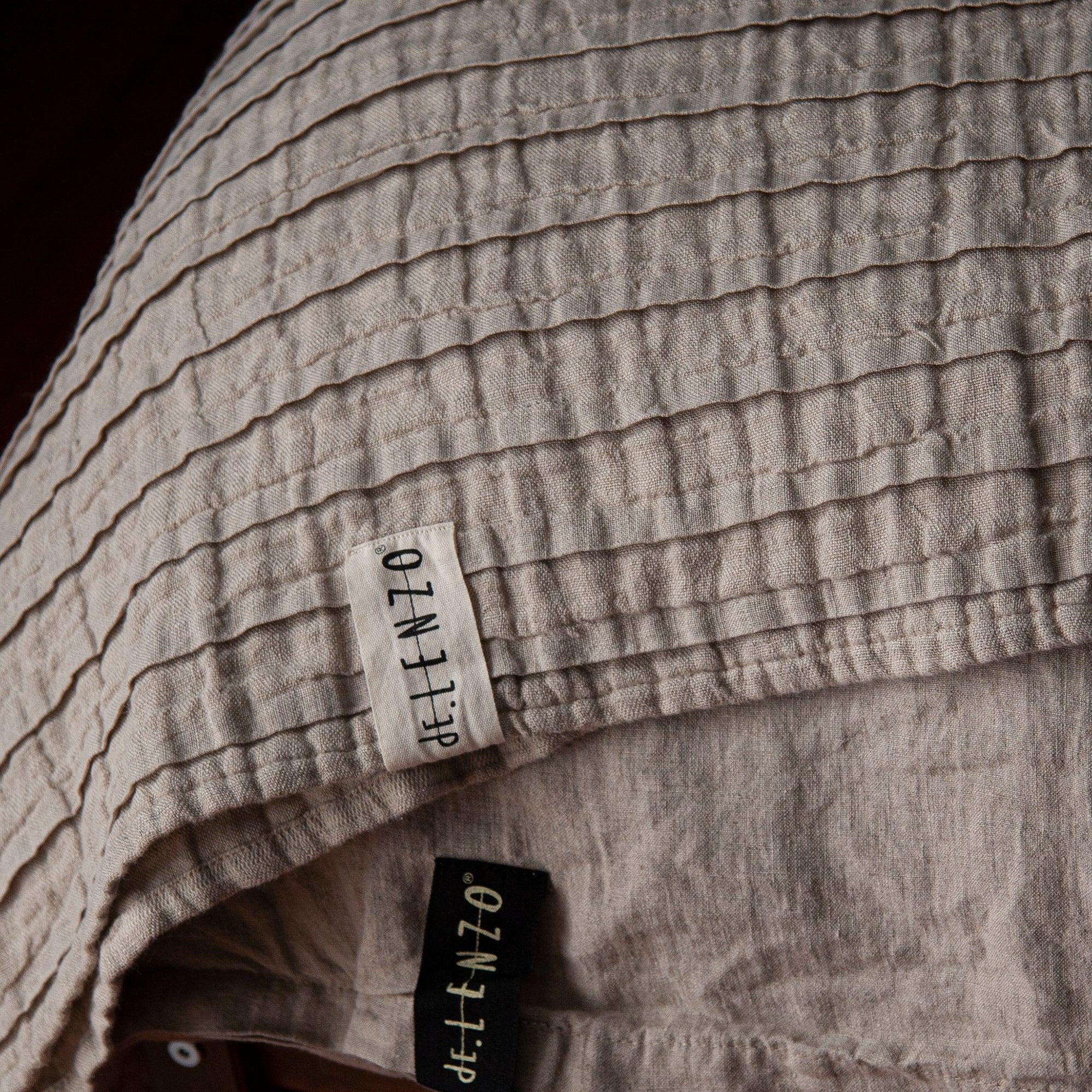 Foto de detalle de lino plisado para colcha.