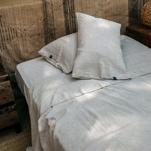 Almohadas de lino natural rústico a juego con bajeras y encimeras.