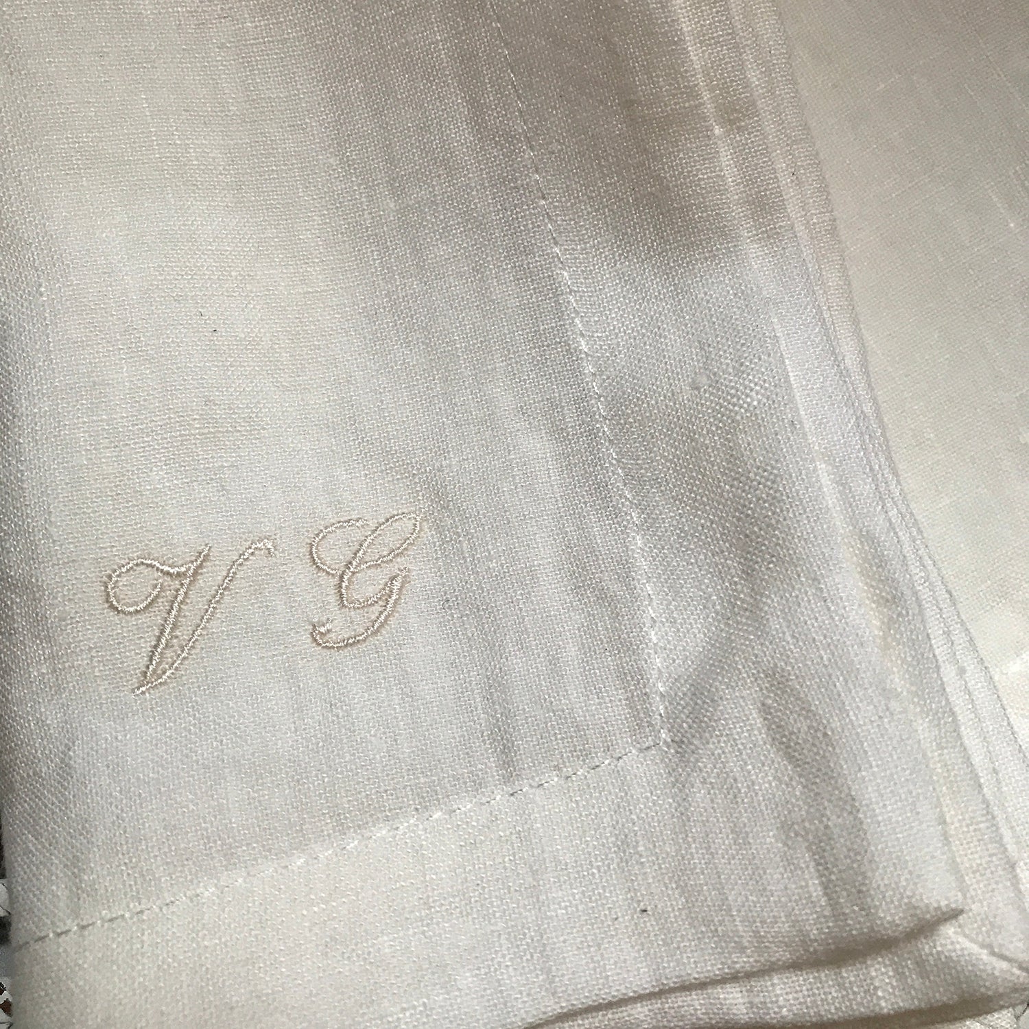 Bordado en servilletas de lino blanco.