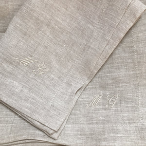 Detalle de servilletas bordadas en lino natural.