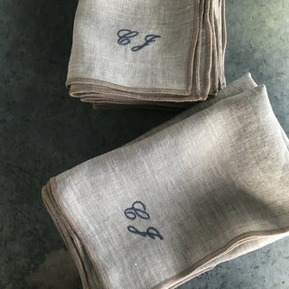 Bordados clásicos en servilletas de lino natural.