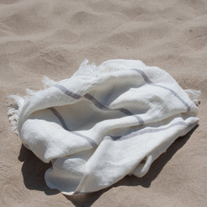Toallas de playa de lino NIKI blancas y grises