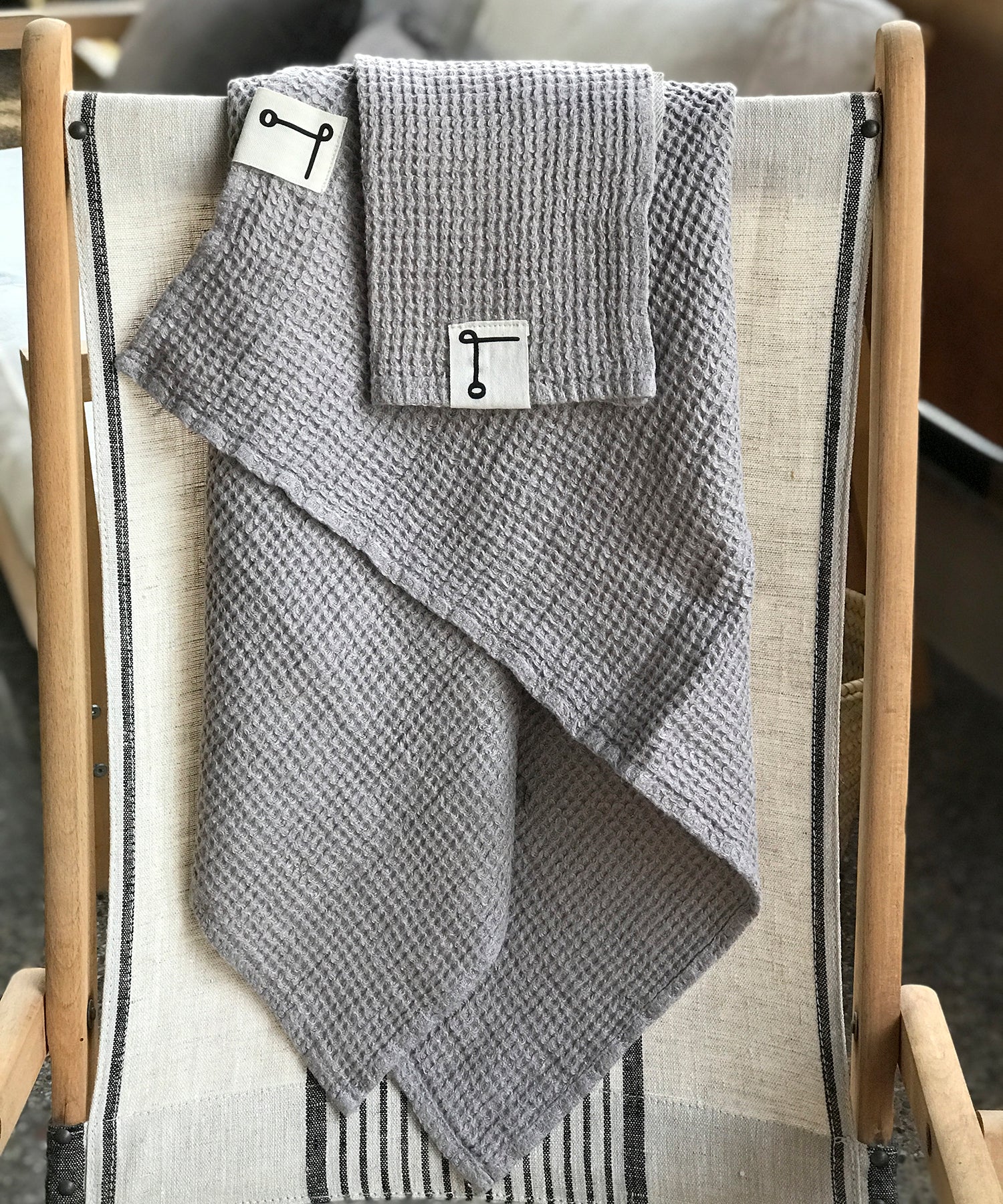Toallas en outlet de lino gris.